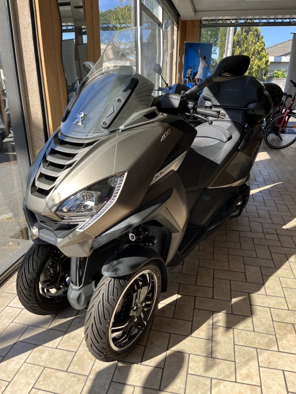 scooter 400cc Peugeot Metropolis à Pessac proche bordeaux